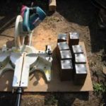 施工中（1） 柱の下にゴムを打ちます