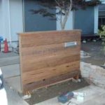 施工中（10） イペ材門柱施工中