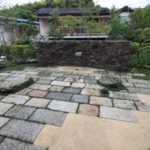 施工後（23） 既存の石をテラスのベンチに再利用