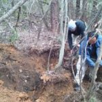 施工前(1) 宮城の山で、木々の掘り取りから始めました。