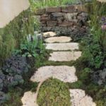 施工後(8) アーチの内側にも苔を貼り、つながりを持たせ苔玉の結界です。