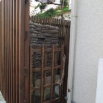 施工後(14) 入り口の扉 流木がポイント