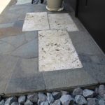 施工後（13）玄関周りは鉄平石と大谷石