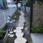 施工中（9） 琉球石灰岩の敷石施工