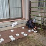 施工中（7）デッキ下部防草シート敷き