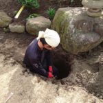 施工中(1)暗渠排水(あんきょはいすい)を掘っています