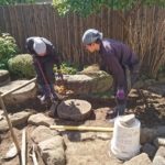 施工中(6)木曽石と石臼のアプローチ組み