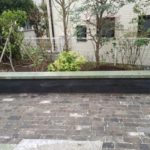 施工後(7) 黒レンガのテラスと大谷石と版築のベンチ