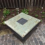 施工後(8) 土台が版築の大谷石ベンチ テーブルとしても使えます