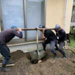 施工中（7）沓石据え付け