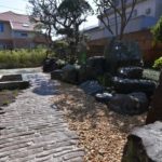 施工後（13）丹波石のアプローチと再利用の青石