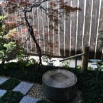 施工後(7) 蹲(つくばい)と焼杉板塀
