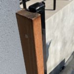 施工中（1）既存フェンス柱を利用して組み込み