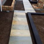 施工後(6)　アプローチは色様々な石英石、右側の菜園は枕木、左側の花壇はアンティークレンガ