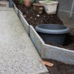 施工中　諏訪鉄平石の小端仕立て土留め