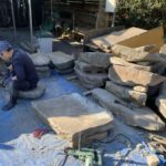 施工前（3）置き場での石加工