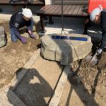 施工中（3）クレーンを使い沓脱石を配置