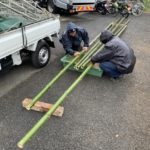 施工前（1）竹をもみ殻で丁寧に洗います