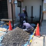 施工中（2）垣根柱生け込み