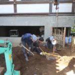 施工中（4）アプローチ踏み分け石　据え付け